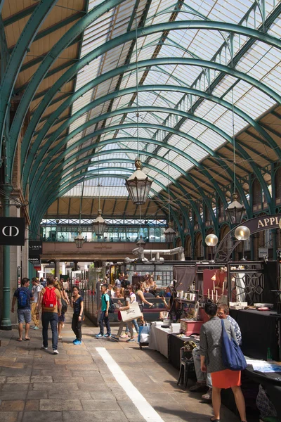 LONDON, UK - 22 JULY, 2014: Covent Garden market, one of the main tourist attractions in London, known as restaurants, pubs, market stalls, shops and public entertaining. — Stock Photo, Image