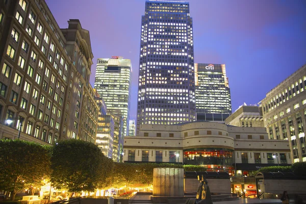 London, Großbritannien - 14. Juni 2014: Kanarienvogelsteg in der Abenddämmerung, berühmte Wolkenkratzer des Londoner Finanzviertels in der Dämmerung. — Stockfoto