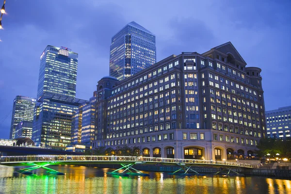 London, Großbritannien - 14. Juni 2014: Kanarienvogelsteg in der Abenddämmerung, berühmte Wolkenkratzer des Londoner Finanzviertels in der Dämmerung. — Stockfoto