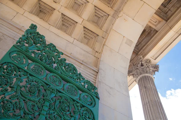 London, Verenigd Koninkrijk - 29 juli 2014: Triumph arch in Londen, groene park — Stockfoto