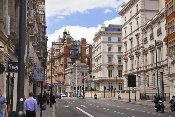 LONDRES, Royaume-Uni - 3 JUIN 2014 : Harrods grand magasin, boutiques et restaurants touristes pointent. Harrods a été ouvert à 1849 — Photo