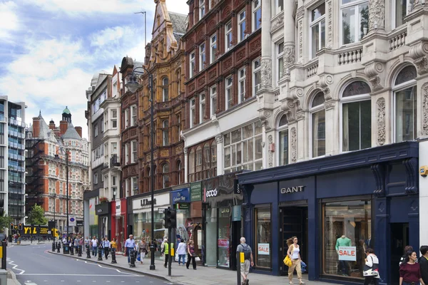 London, UK - 3. Juni 2014: Harrods Kaufhaus, Shopping und Restaurants, auf die Touristen hinweisen. Eggen wurde 1849 eröffnet — Stockfoto