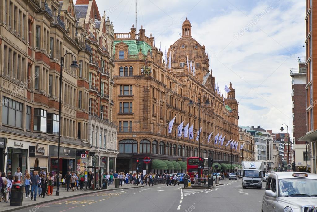 ЛОНДОН, Великобритания - 3 Июня 2014 Года: Универмаг Harrods.