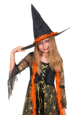 Cadılar Bayramı elbiseli küçük kız küçük cadı