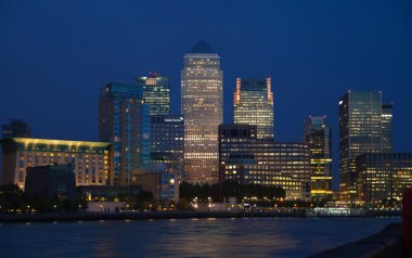 Londra, İngiltere - 17 Ekim 2014: Canary Wharf gece görünümü