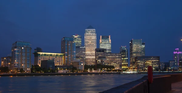 LONDRES, Reino Unido - OUTUBRO 17, 2014: Canary Wharf vista noturna — Fotografia de Stock