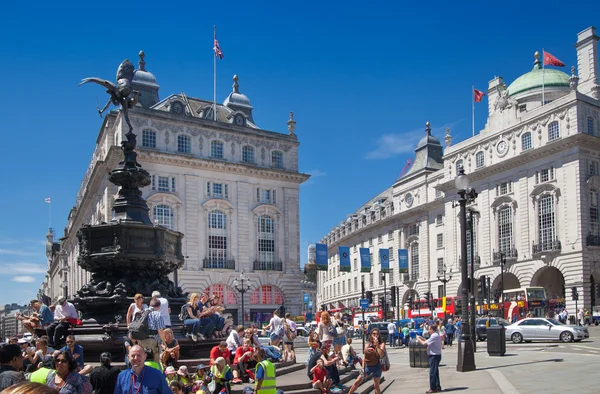 London, Storbritannien - 30 September, 2014: Folk och trafik i Piccadilly Circus i London. Berömda place för romantisk datum. Torget byggdes 1819 att gå med på Regent Street — Stockfoto