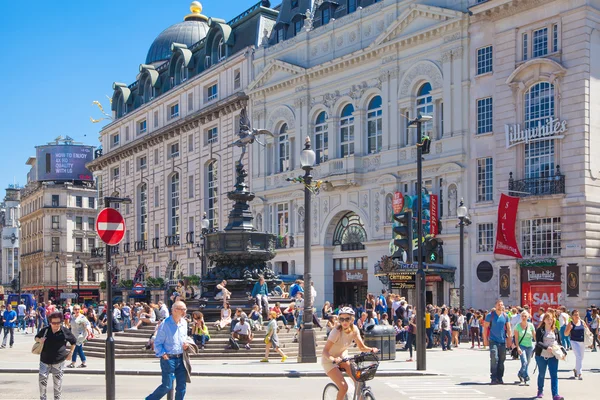 LONDON, UK - SEPTEMBER 30, 2014: People and traffic in Piccadilly Circus in London. Famous place for romantic dates.Square was built in 1819 to join of Regent Street — Stock Photo, Image