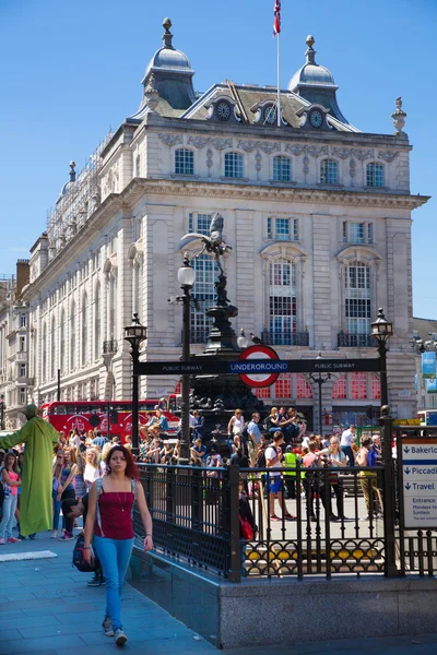 London, UK - 30. September 2014: Menschen und Verkehr im Piccadilly Circus in London. berühmter Ort für romantische Daten. Platz wurde 1819 erbaut, um sich der Regent Street anzuschließen — Stockfoto