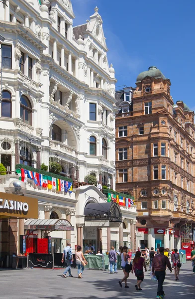 LONDRES, Reino Unido - 30 de septiembre de 2014: Plaza Leicester, lugar popular entre cines, cafeterías y restaurantes — Foto de Stock