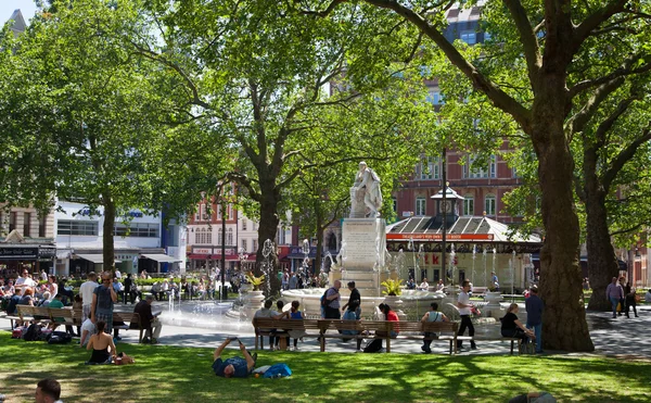 Londra, İngiltere - 30 Eylül 2014: Leicester Meydanı, sinemalar, kafeler ve restoranlar ile popüler bir yer — Stok fotoğraf