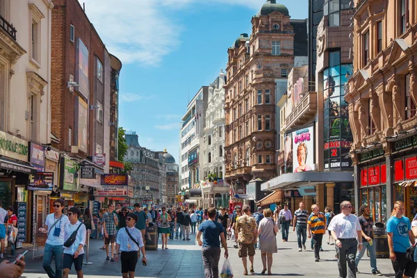 LONDRES, Reino Unido - SETEMBRO 30, 2014: Praça Leicester, lugar popular entre cinemas, cafés e restaurantes — Fotografia de Stock