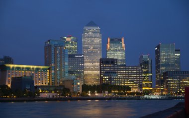 Londra, İngiltere - 17 Ekim 2014: Canary Wharf gece görünümü