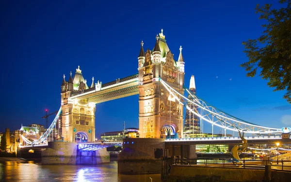 LONDRES, Reino Unido - 11 de agosto de 2014: Puente de la torre sobre el río Támesis con luces nocturnas — Foto de Stock