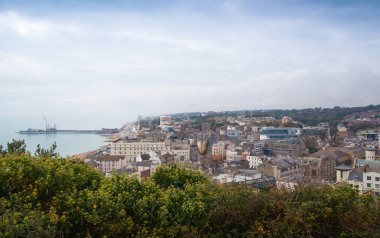 Hastings, İngiltere - 27 Eylül 2014: Eski castel Harabeleri ve castle'nın montaj görünümünden şehir