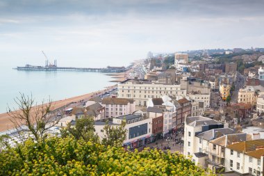 Hastings, İngiltere - 27 Eylül 2014: Eski castel Harabeleri ve castle'nın montaj görünümünden şehir