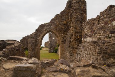 Hastings, İngiltere - 27 Eylül 2014: Eski castel Harabeleri ve castle'nın montaj görünümünden şehir