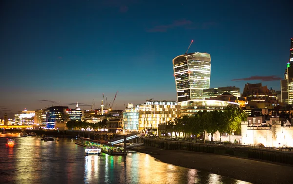 Vista panoramica notturna sulla città di Londra dal Tower bridge — Foto Stock