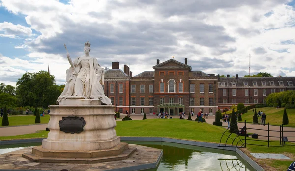 ЛОНДОН, Великобритания - 16 августа 2014 года: Кенсингтонский дворец и сады — стоковое фото