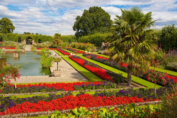 LONDRA, UK - 16 AGOSTO 2014: Palazzo e giardini di Kensington — Foto Stock