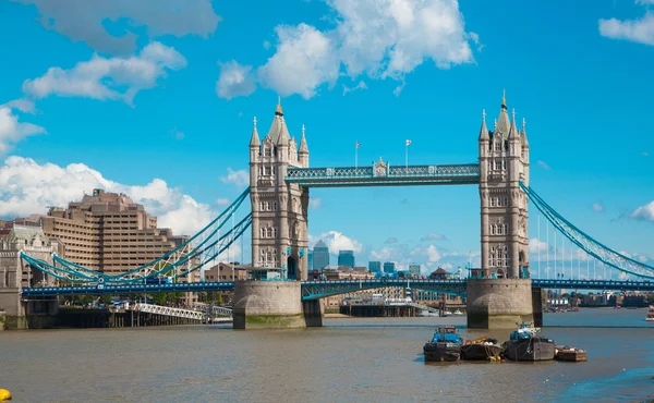 LONDRES, ROYAUME-UNI - 16 AOÛT 2014 : Tower bridge et rivière Thames South bank walk . — Photo