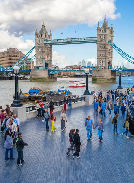 London, Storbritannien - 16 augusti, 2014: Tower bridge och floden Thames South bank promenad. — Stockfoto