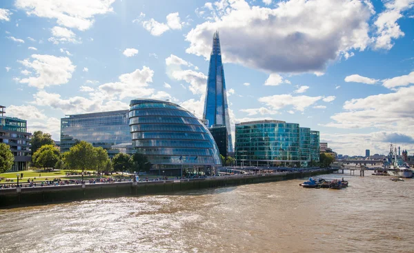 LONDON, UK - AUGUST 16, 2014: Shard of glass, Modern London architecture, South bank walk. — Stock Photo, Image