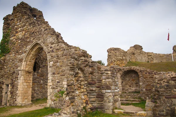 Hastings, İngiltere - 27 Eylül 2014: Eski castel Harabeleri ve castle'nın montaj görünümünden şehir