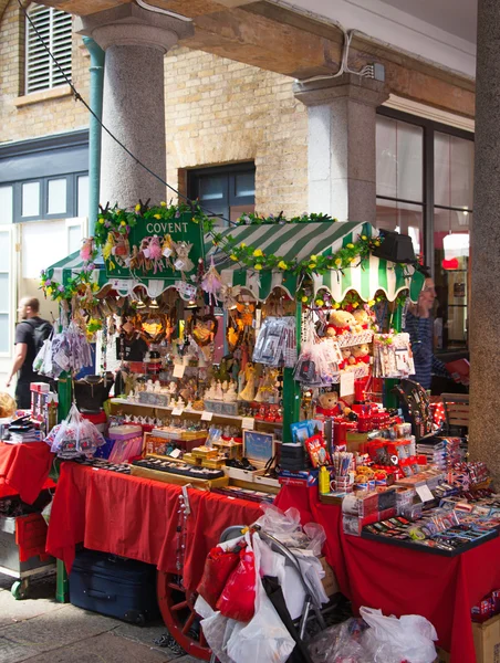 London, Verenigd Koninkrijk - 22 juli, 2014: Souvenirs winkels in Covent Garden markt, een van de belangrijkste toeristische attracties in Londen, bekend als restaurants, cafés, marktkramen, winkels en openbaar onderhoudend. — Stockfoto