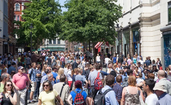 London, Velká Británie - 22. července 2014: covent garden na trh, jeden z hlavních turistických atrakcí v Londýně, známý jako restaurace, hospody, stánky, obchody a veřejné zábavné. — Stock fotografie