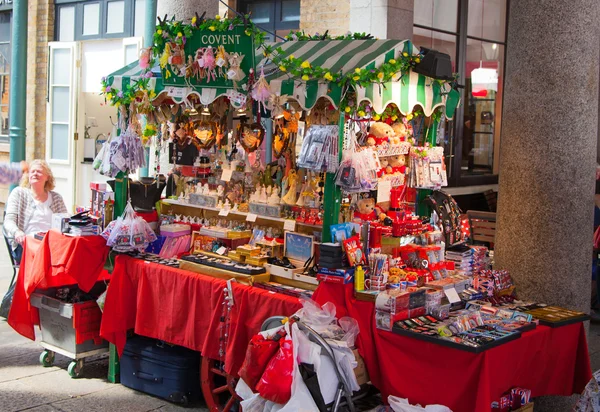 LONDRA, Regno Unito - 22 LUGLIO 2014: Negozi di souvenir nel mercato di Covent Garden, una delle principali attrazioni turistiche di Londra, conosciuta come ristoranti, pub, bancarelle, negozi e intrattenimenti pubblici . — Foto Stock