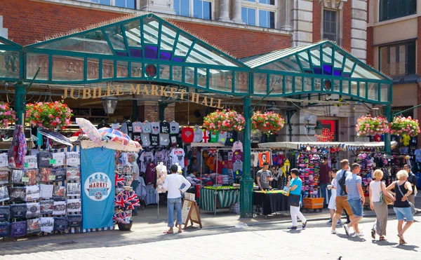 LONDRES, Reino Unido - 22 JULIO 2014: Tiendas de souvenirs en el mercado Covent Garden, una de las principales atracciones turísticas de Londres, conocida como restaurantes, pubs, puestos de mercado, tiendas y entretenimiento público . — Foto de Stock