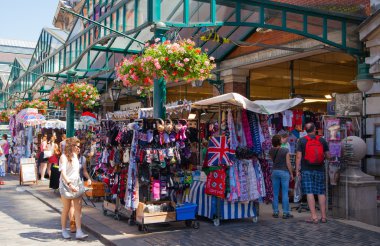 Londra, İngiltere - 22 Temmuz 2014: Covent Garden Mağazalar Hatıra Eşyası pazarlamak, Londra'da, restoranlar, barlar, Pazar tezgahları, mağazalar ve kamu eğlenceli bilinen ana turistik.