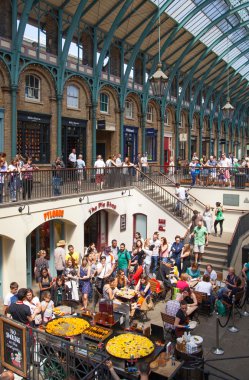 Paella Covent Garden'da pazarı, Londra'da, restoranlar, barlar, Pazar tezgahları, mağazalar ve kamu eğlenceli bilinen ana turistik.