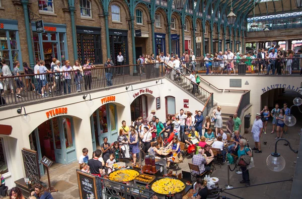 Paellu v Covent Garden na trh, jeden z hlavních turistických atrakcí v Londýně, známý jako restaurace, hospody, stánky, obchody a veřejné zábavné. — Stock fotografie