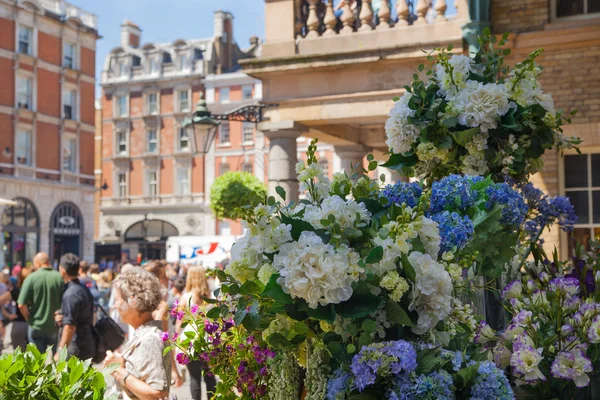 LONDON, UK - 22 JULY, 2014: Flower shop in Covent Garden market — Stock Photo, Image