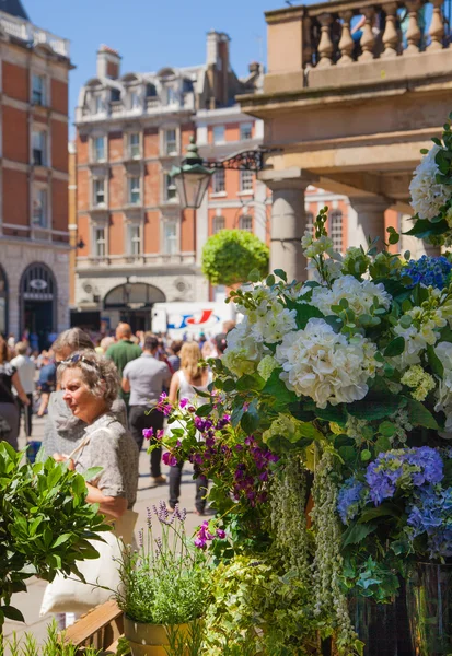 Londra, İngiltere - 22 Temmuz 2014: çiçek Dükkanı Covent Garden pazarında — Stok fotoğraf