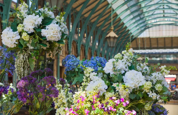 LONDRA, Regno Unito - 22 LUGLIO 2014: Negozio di fiori nel mercato di Covent Garden — Foto Stock