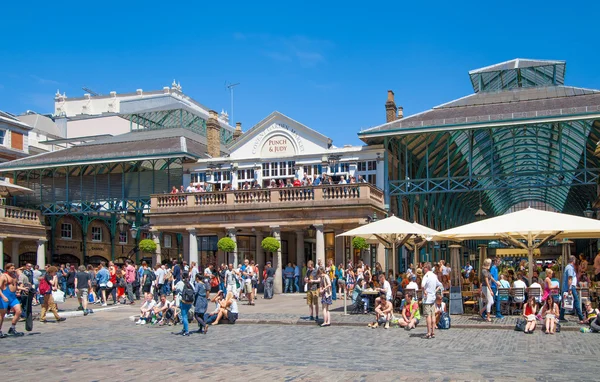 London, UK - 22. Juli 2014: Covent Garden Market, eine der wichtigsten Touristenattraktionen Londons, bekannt als Restaurants, Pubs, Marktstände, Geschäfte und öffentliche Unterhaltungsangebote. — Stockfoto