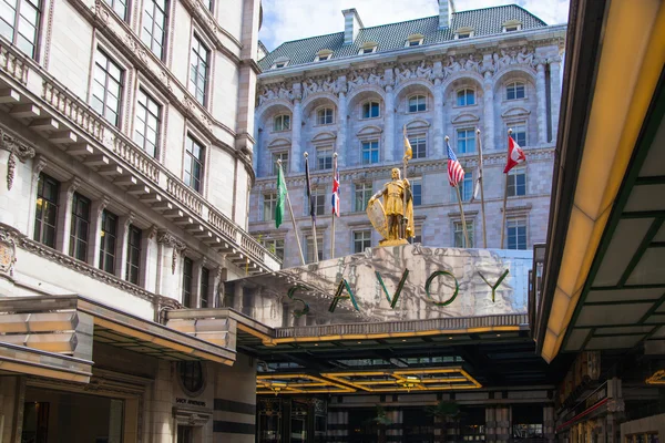 LONDON, UK - 22 JULY, 2014: Savoy hotel, one of the best holes in London and Europe. Main entrance — Stock Photo, Image