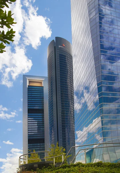 Madrid, Spanje - 22 juli 2014: Madrid stad, business-centrum, moderne wolkenkrabbers — Stockfoto