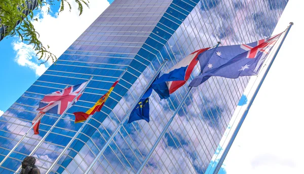 Drapeaux nationaux dans la ville de Madrid, centre d'affaires — Photo