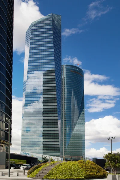 Madrid, Španělsko - 22 července 2014: Město Madrid, obchodní centrum, moderní mrakodrapy — Stock fotografie
