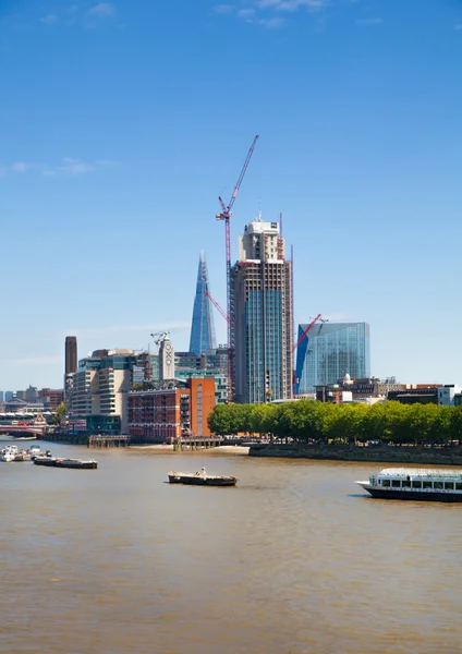 LONDRES, Reino Unido - 22 JULIO 2014: Vista del centro de Londres desde el puente de Londres . — Foto de Stock