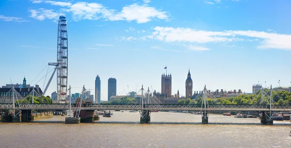 Centrum Londýna pohledu od mostu London bridge. Big Ben, parlament, London eye a projíždějící lodě na řece Temži — Stock fotografie