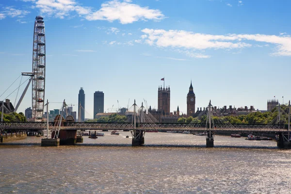 Vue du centre de Londres depuis le pont de Londres. Big Ben, Parlement, oeil de Londres et les bateaux de passage sur la Tamise — Photo