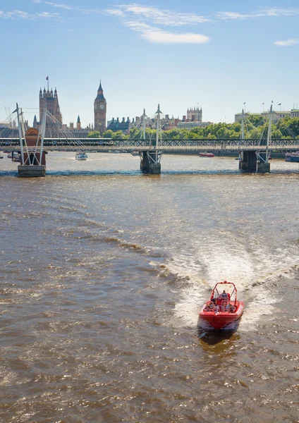 Centrum Londynu widok z mostu londyńskiego. Big Ben, Parlament, London eye i łodzi mijania na Tamizie — Zdjęcie stockowe