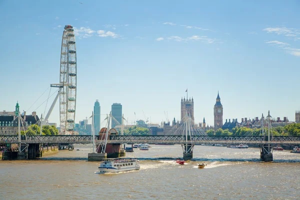 Blick auf das Zentrum Londons von der London Bridge aus. Big Ben, Parlament, London Eye und vorbeifahrende Boote auf der Themse — Stockfoto