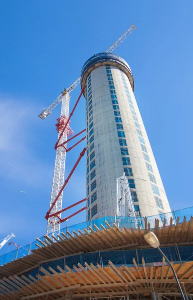 Site de construction avec grues sur Canary Wharf aria, Londres . — Photo