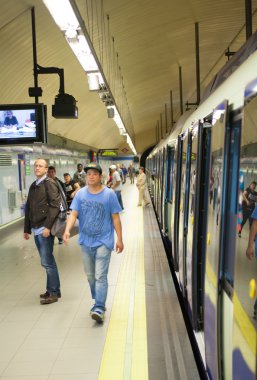Madrid, İspanya - 28 Nisan 2014: madrid Metro İstasyonu'na, bir platform üzerinde gelen tren